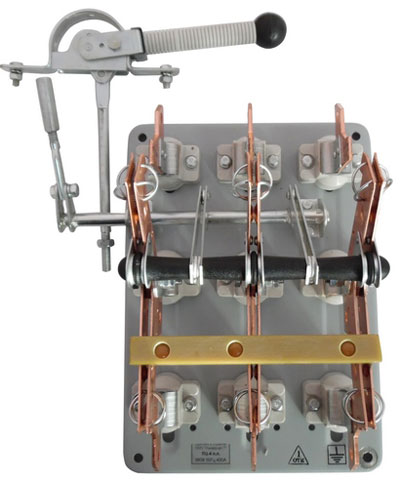 Общий вид переключателя ПЦ-1 100А, ПЦ-2 250А, ПЦ-4 400А и ПЦ-6 630А с боковым смещенным приводом на переднюю панель